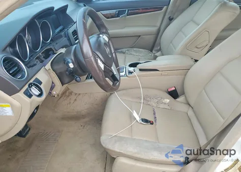 2013 Mercedes-Benz C 250 z USA, uszkodzony, nr VIN WDDGF4HB3DR288016